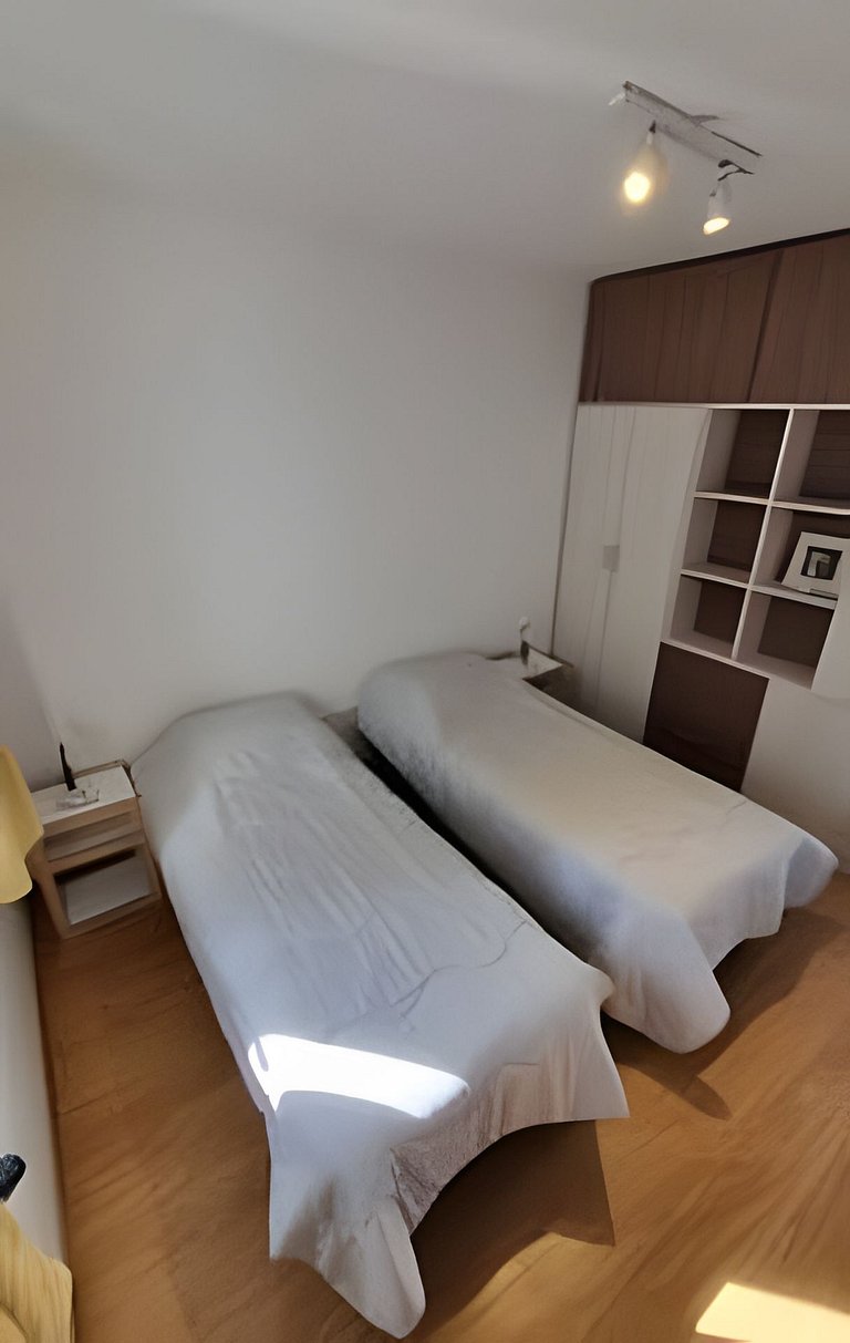 Depto luminoso. Con laundry, parrilla y pileta