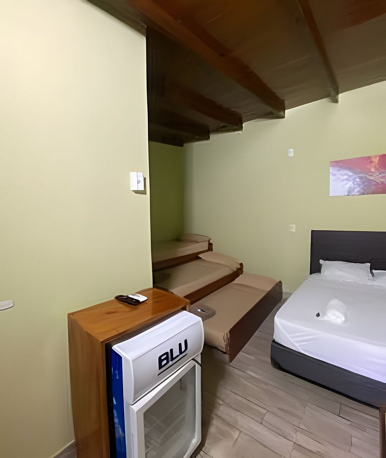 Hotel - 5 Pax - Con piscina y garage.