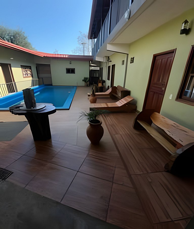 Hotel - 5 Pax - Con piscina y garage.