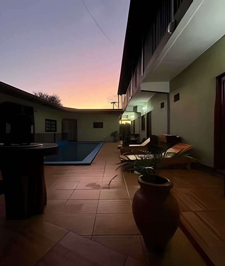 Hotel - 5 Pax - Con piscina y garage.