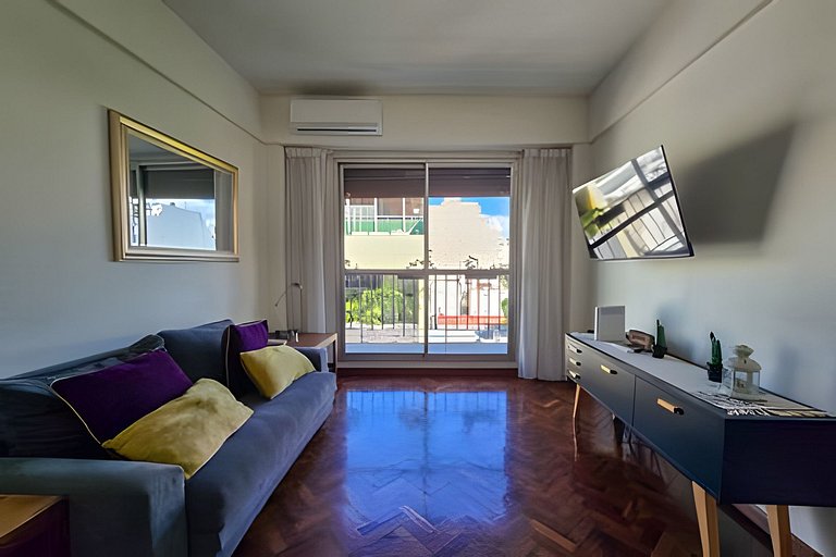 Up to 5 guests Great WiFi and balcony