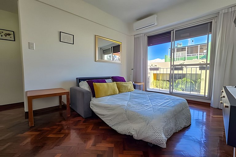 Up to 5 guests Great WiFi and balcony