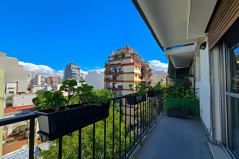 Up to 5 guests Great WiFi and balcony