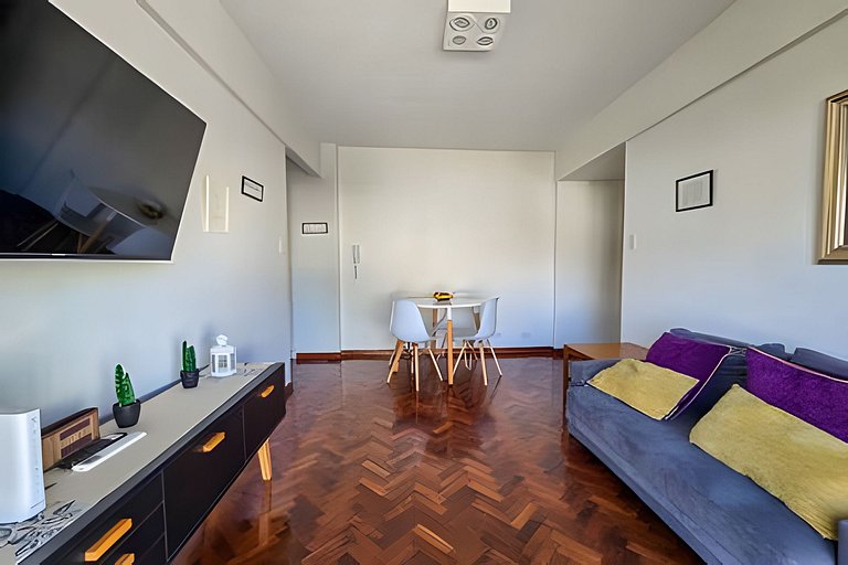 Up to 5 guests Great WiFi and balcony