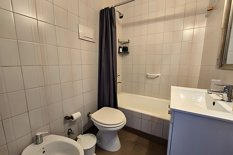 Up to 5 guests Great WiFi and balcony