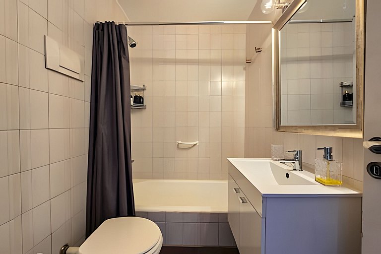 Up to 5 guests Great WiFi and balcony