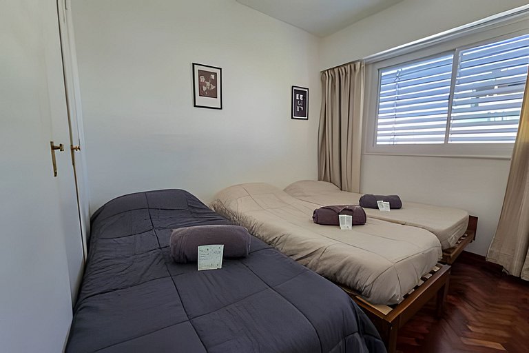 Up to 5 guests Great WiFi and balcony