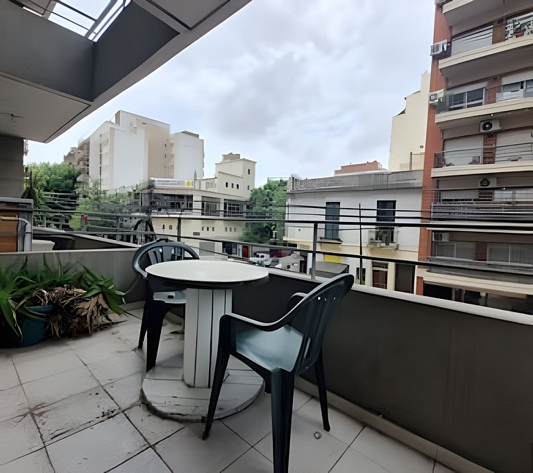 Moderno departamento con patio privado