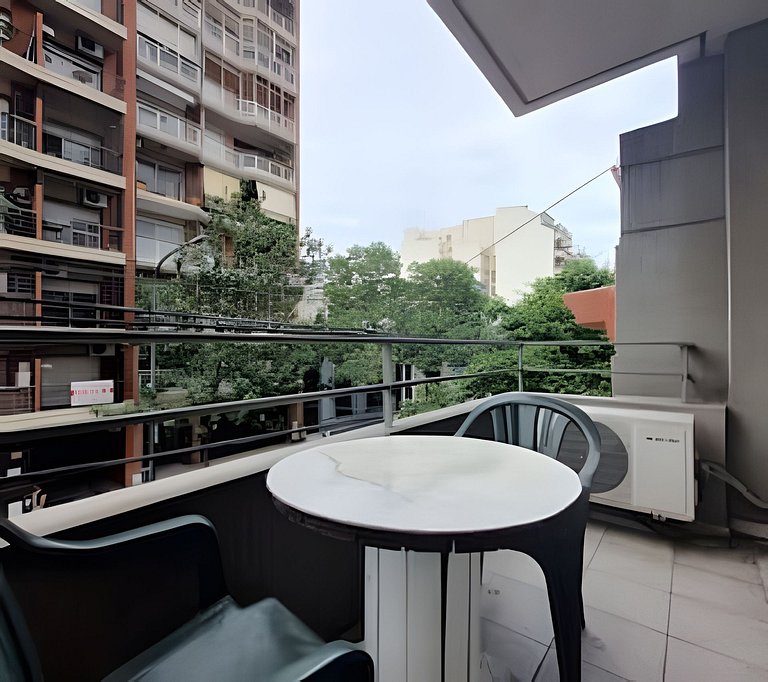 Moderno departamento con patio privado
