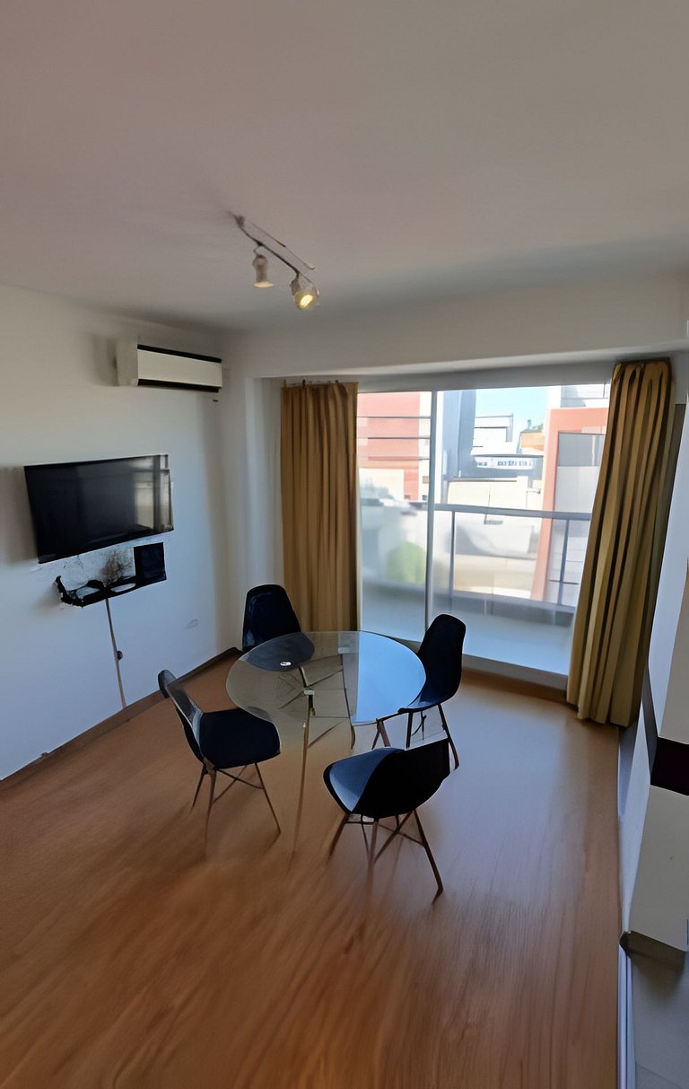 "Sunny Pringles" with pool near H. Italiano