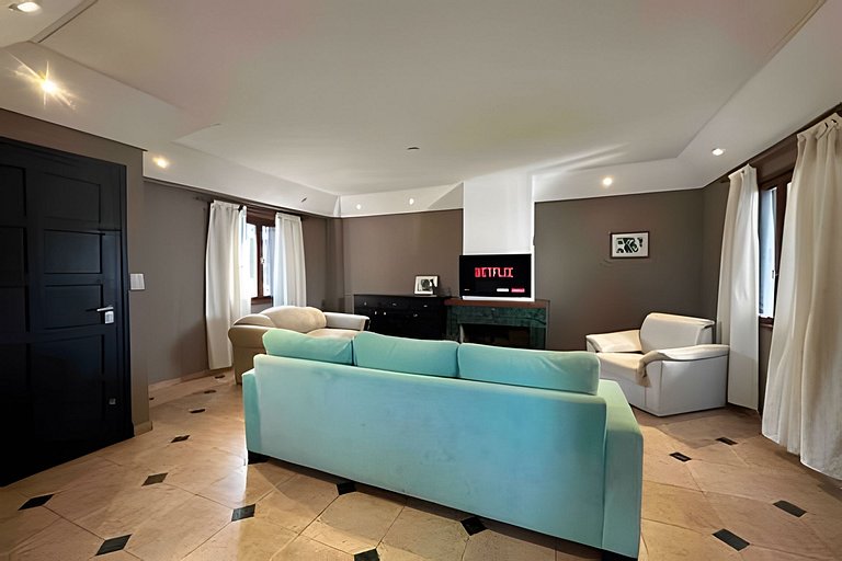 House with barbecue and garage. Sea view. Sleeps 8.