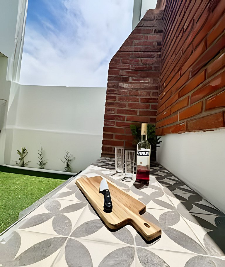 House with barbecue and garage. Sea view. Sleeps 8.