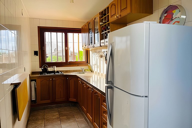 House with barbecue and garage. Sea view. Sleeps 8.