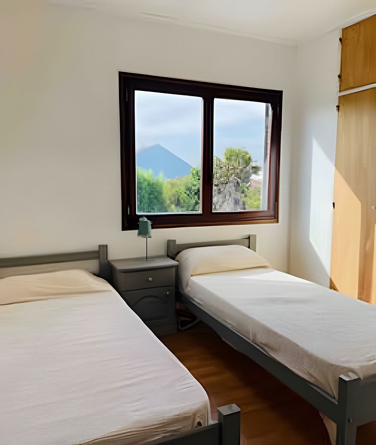 House with barbecue and garage. Sea view. Sleeps 8.