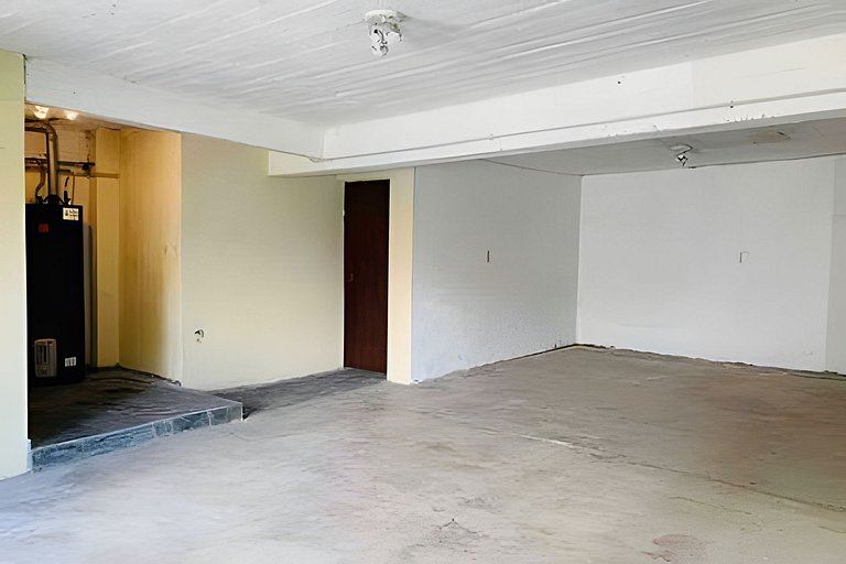 House with barbecue and garage. Sea view. Sleeps 8.