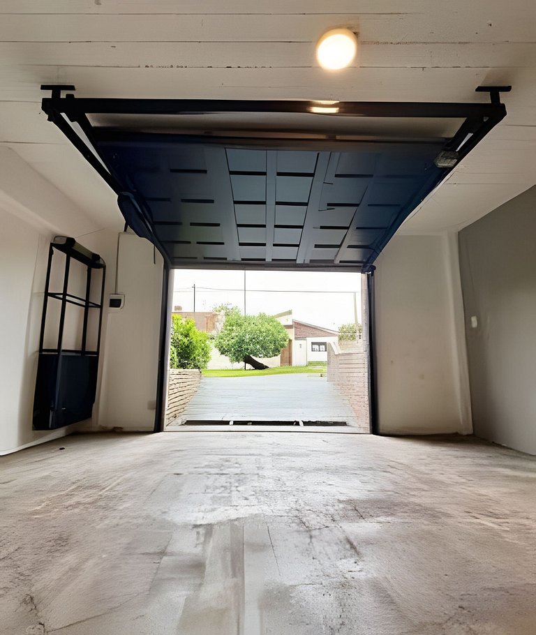 House with barbecue and garage. Sea view. Sleeps 8.