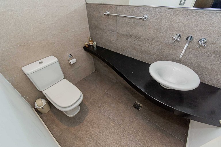 Vaer House: Summer enjoyment with pool and barbecue