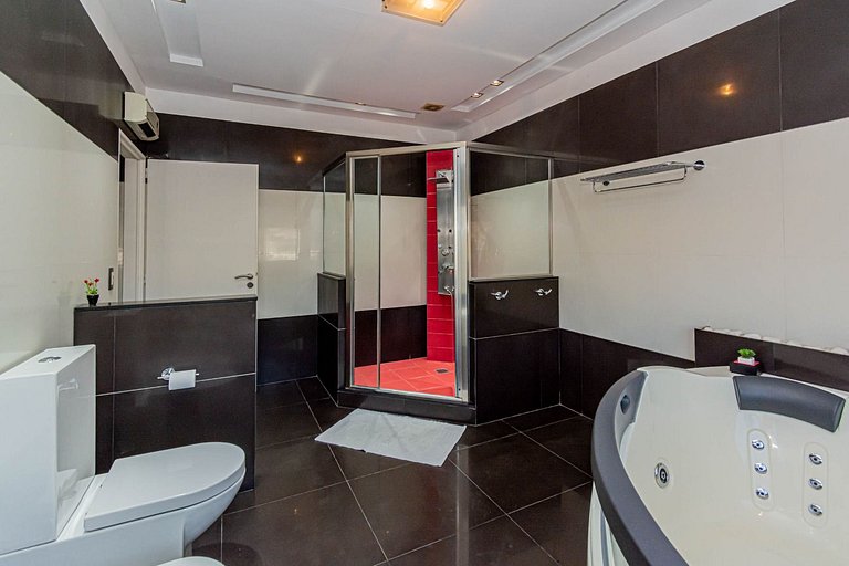 Vaer House: Summer enjoyment with pool and barbecue