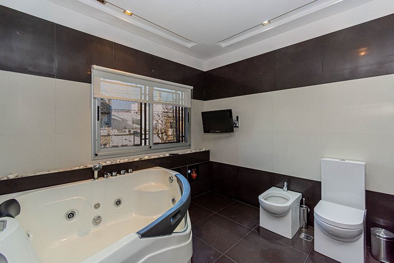 Vaer House: Summer enjoyment with pool and barbecue