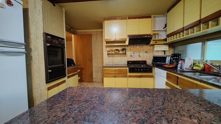 Piso de 300 m2 - Con Seguridad 24x7 y cochera