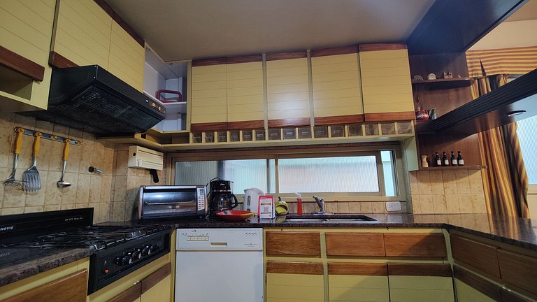 Piso de 300 m2 - Con Seguridad 24x7 y cochera