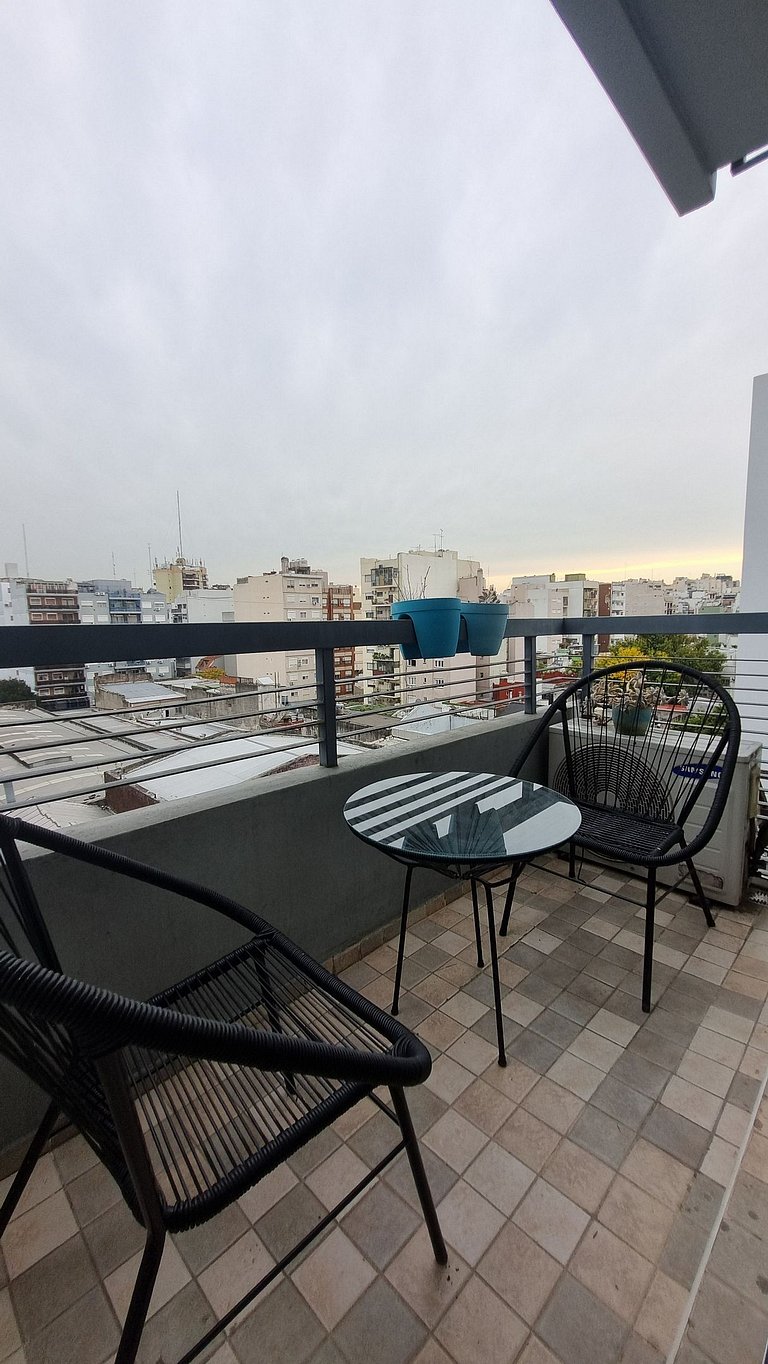Depto con balcón, pileta y buen WiFi