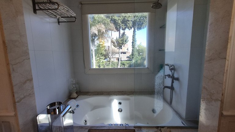 Your retreat with a pool and barbecue in Martinez