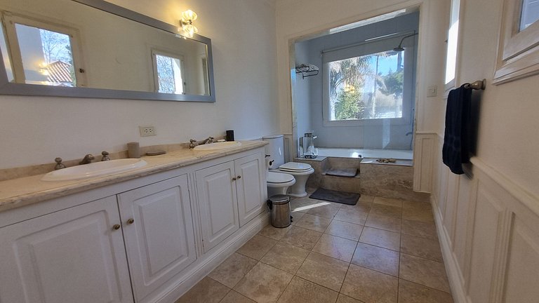 Your retreat with a pool and barbecue in Martinez