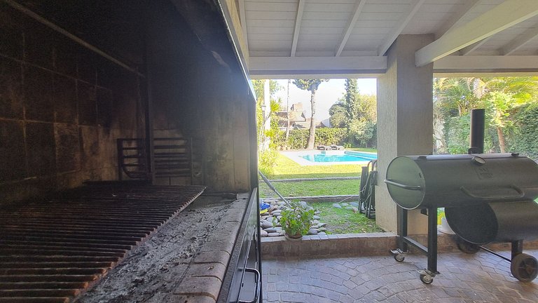 Your retreat with a pool and barbecue in Martinez