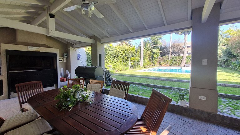 Your retreat with a pool and barbecue in Martinez