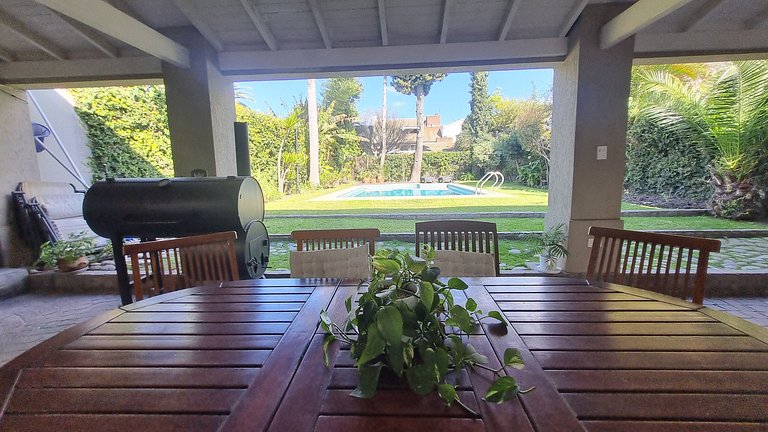 Your retreat with a pool and barbecue in Martinez