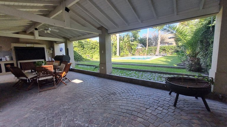 Your retreat with a pool and barbecue in Martinez