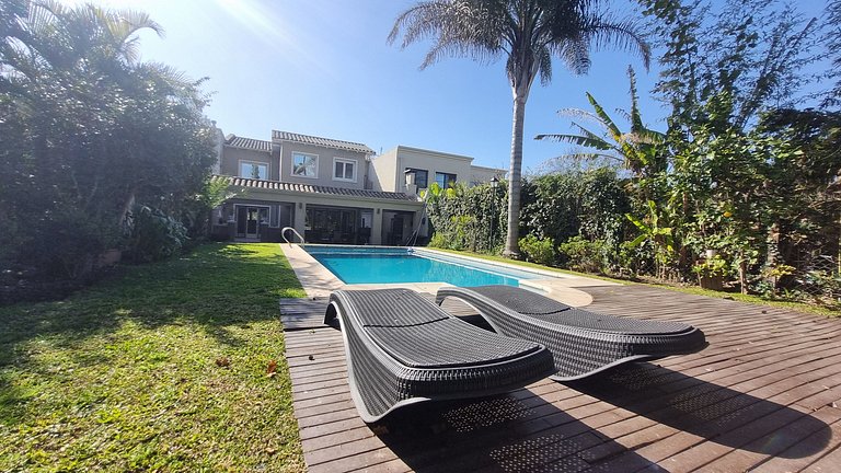 Your retreat with a pool and barbecue in Martinez