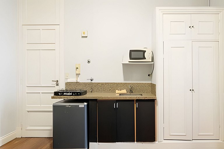 Apartamento amplio, clásico y elegante con balcón