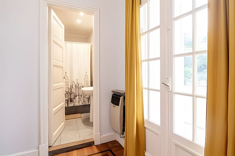 Apartamento amplio, clásico y elegante con balcón