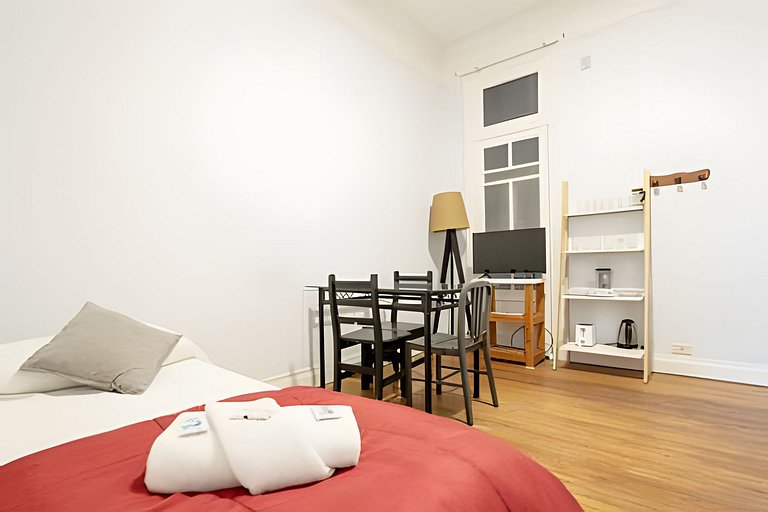 Apartamento amplio, clásico y elegante con balcón