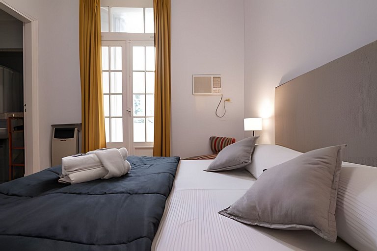 Apartamento amplio, clásico y elegante con balcón