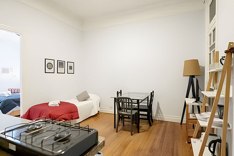Apartamento amplio, clásico y elegante con balcón
