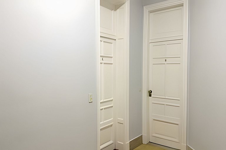 Apartamento amplio, clásico y elegante con balcón