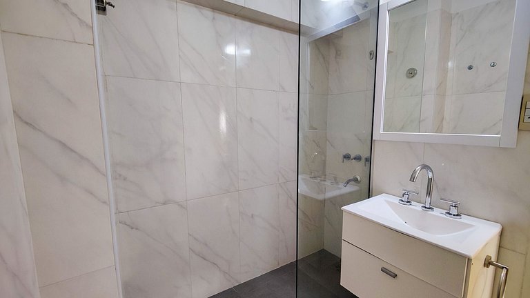 Close to the US Embassy and La Rural! Very comfortable!