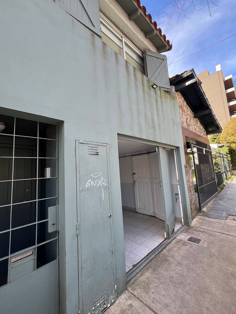 Casa con parrilla y garage - En Zona Golf/Alem