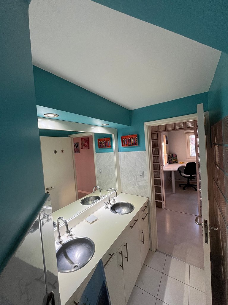 Casa con parrilla y garage - En Zona Golf/Alem