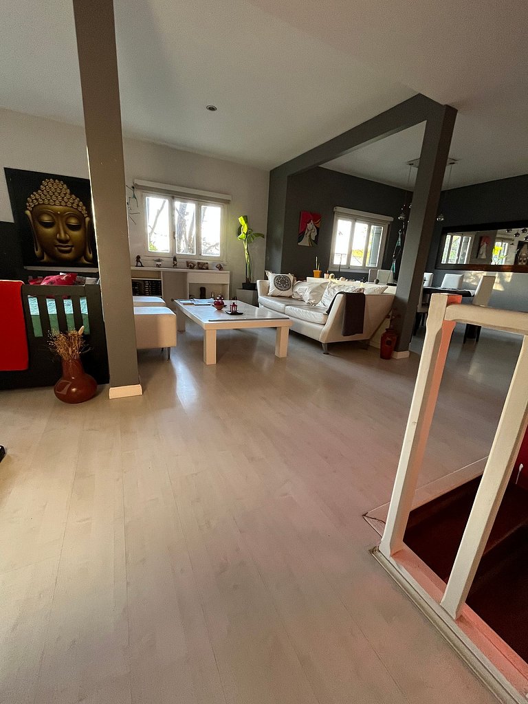 Casa con parrilla y garage - En Zona Golf/Alem