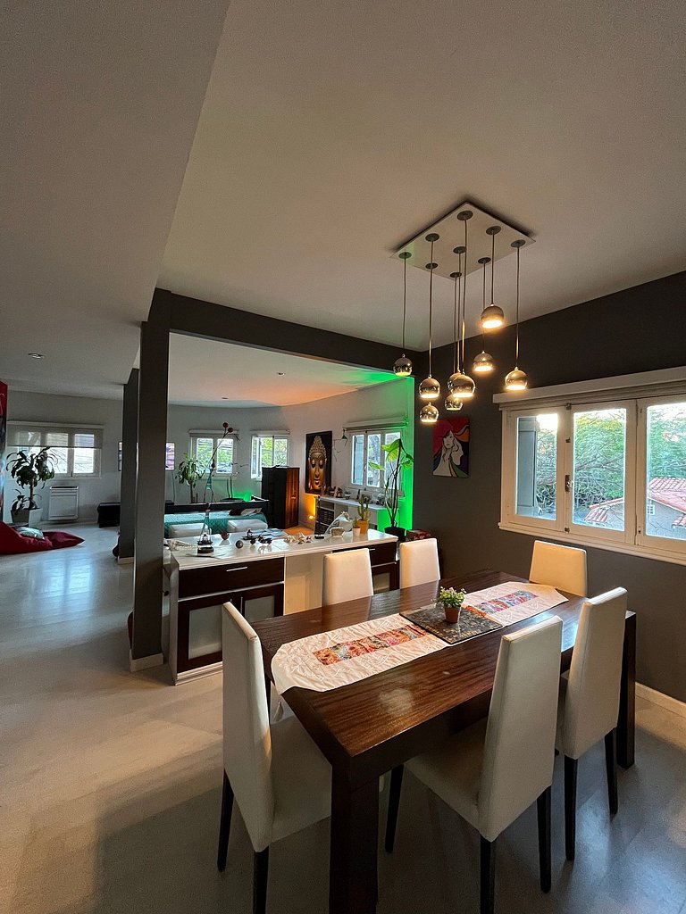 Casa con parrilla y garage - En Zona Golf/Alem