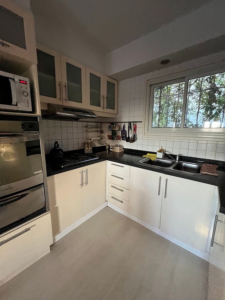 Casa con parrilla y garage - En Zona Golf/Alem