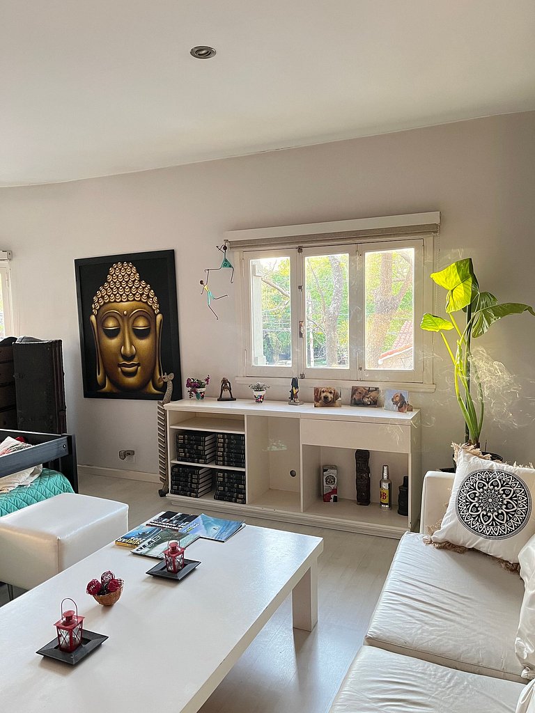 Casa con parrilla y garage - En Zona Golf/Alem