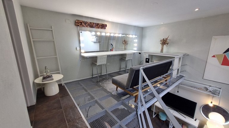 Loft moderno con terraza, masaje y make-up studio!