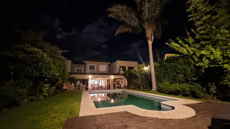 Your retreat with a pool and barbecue in Martinez