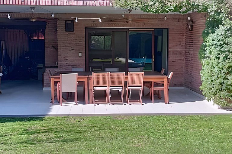 Casa con pileta y servicios de limpieza y cocina