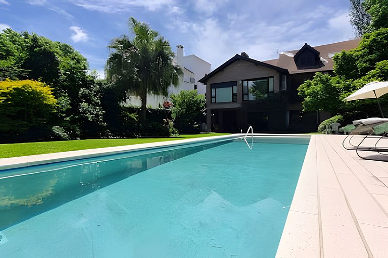 Casa con pileta y servicios de limpieza y cocina